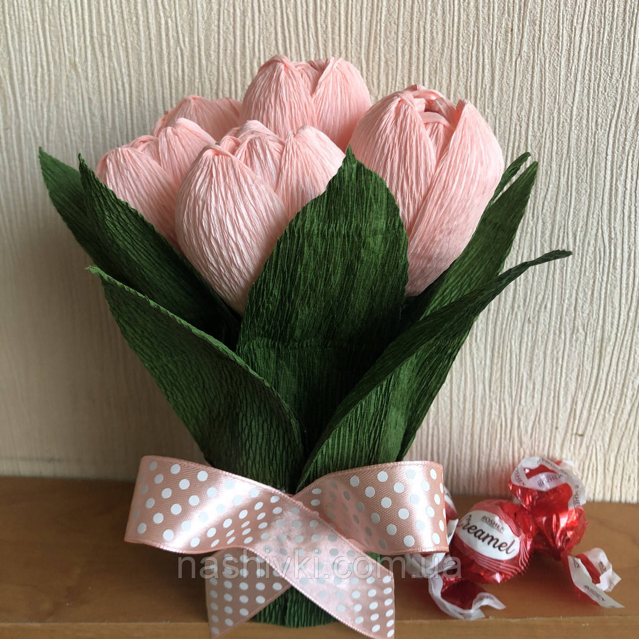 тюльпаны из конфет своими руками. тюльпаны из конфет своими руками. букет тюльпанов с конфетами. букет из гофрированной бумаги. букет из тюльпанов из гофрированной бумаги.