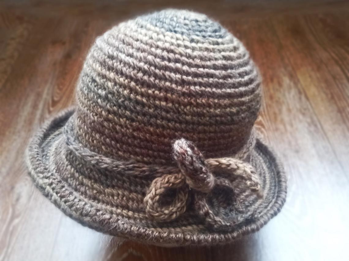 Шапка-шапочка, в'язана гачком модна стильна шапка