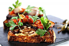 Брускетта с говядиной и соусом песто