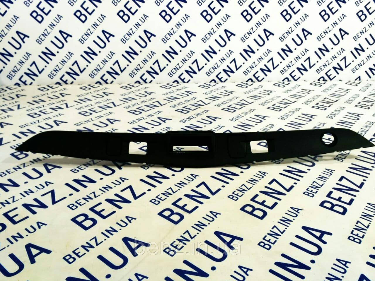 Накладка кришки багажника під ручку Mercedes W212 A2127401793, фото 1
