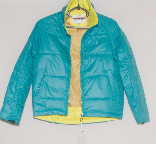 яскрава куртка на весну осынь