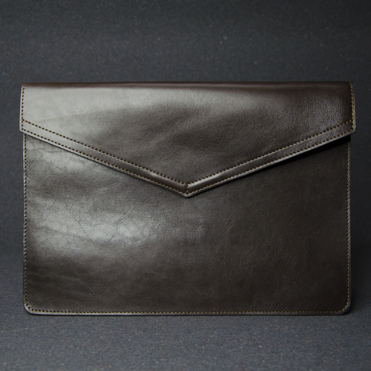 Коричневий чохол конверт на MacBook з натуральної шкіри кейс для макбука 12 дюймів офісний фетр на клапані (кнопка)