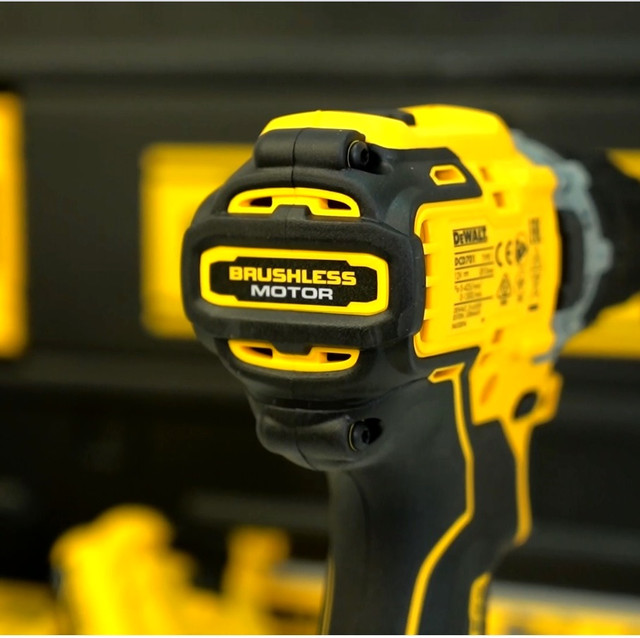 Дриль-шуруповерт DeWalt DCD708S2T