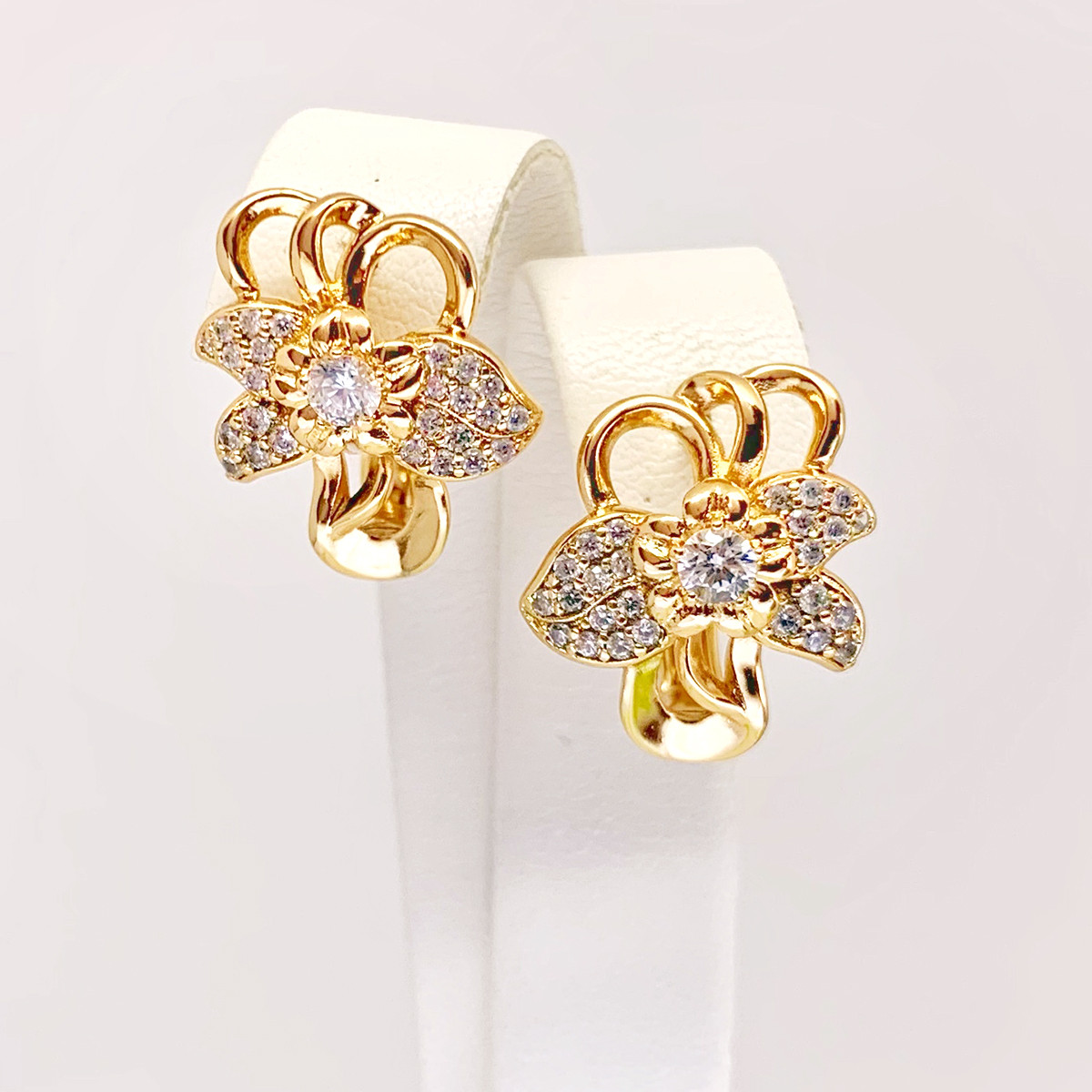 Сережки Xuping з медичного золота, білі фіаніти, позолота 18K, 25133