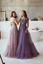 Довгий вечірній атласне плаття з розрізом і рукавами