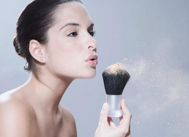 як нанести пудру