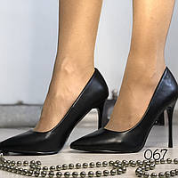 Жіночі класичні туфлі човники з виїмкою, чорні