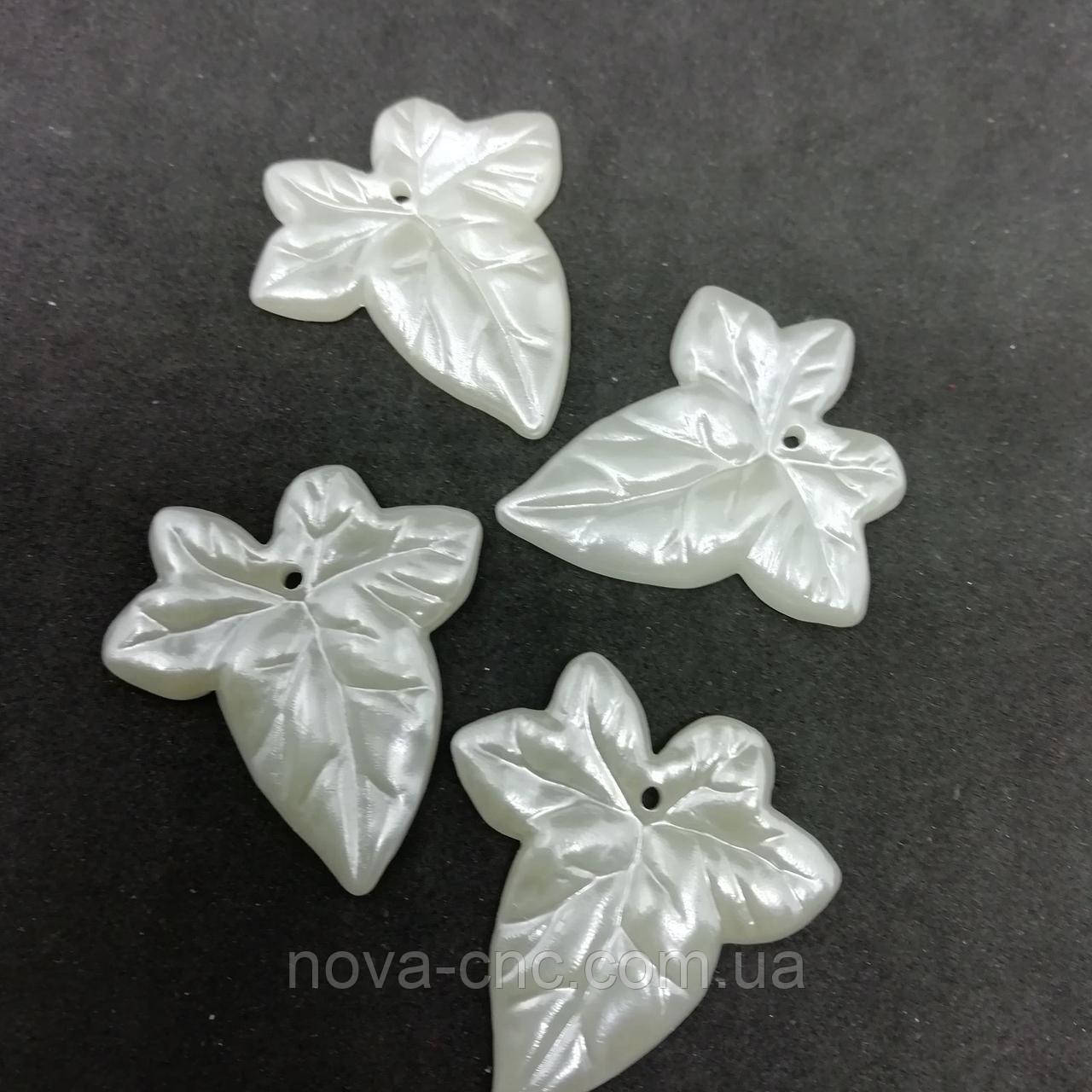 Декор пластик "Листя плюща" Перлинний 30 х 28 мм 30 штук