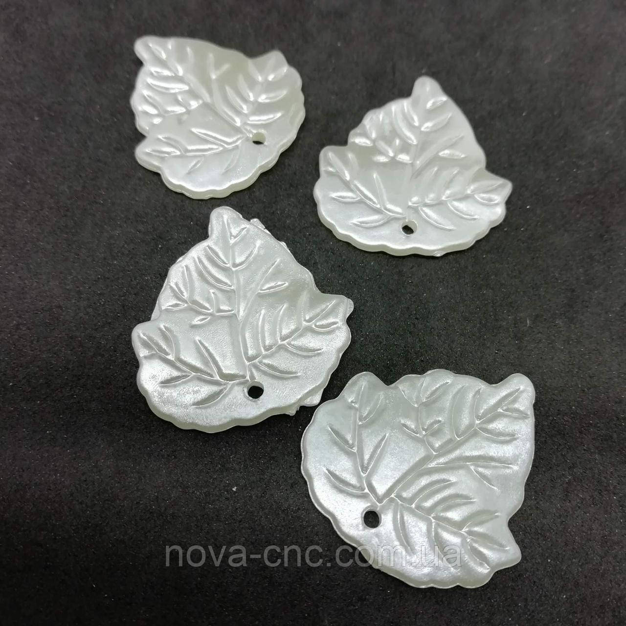 Декор пластик "Листя клена" Перлинний 24 х 26 мм 30 штук