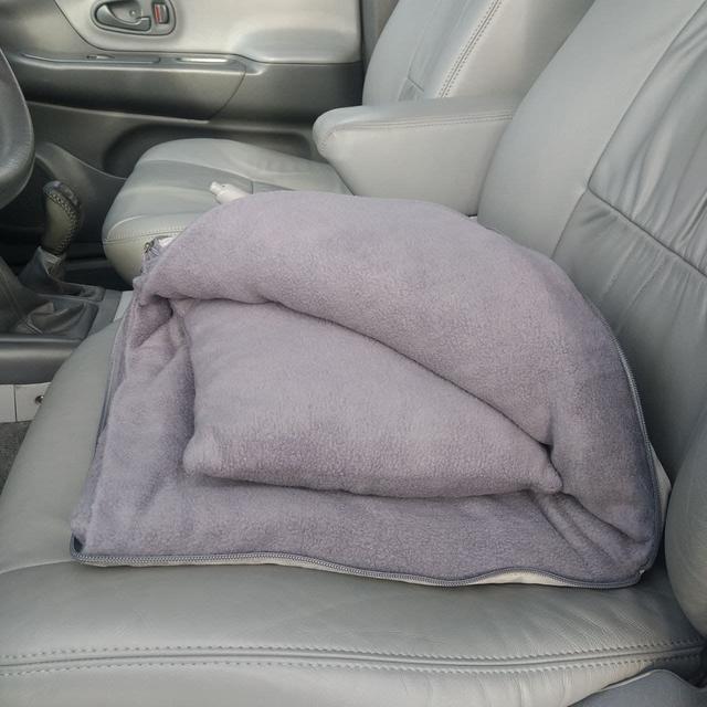 Декоративна подушка-плед для автомобіля з оксамиту