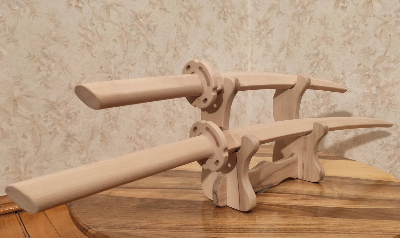 

Катана, вакидзаси. Комплект японских мечей самурая на деревянной подставке.