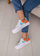 Модні кросівки жіночі Найк. Кроси Nike Air Force 1 Low SE White/Orange світлі з кольоровими вставками