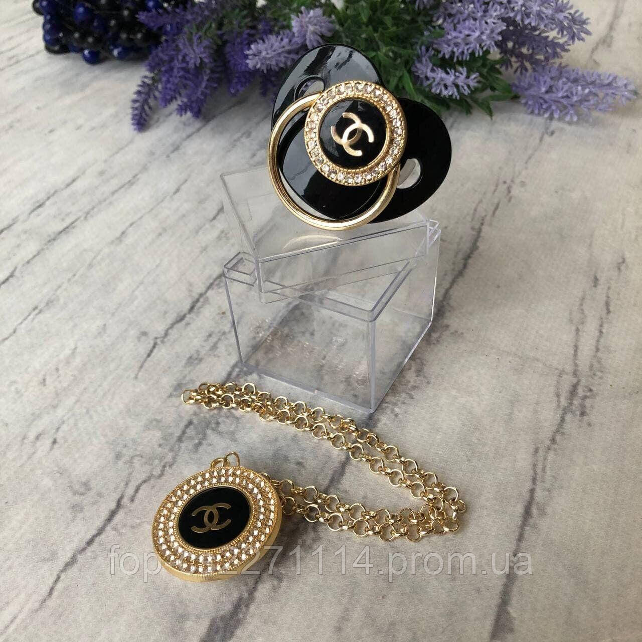 Комплект пустушка з держателем зі стразами Chanel