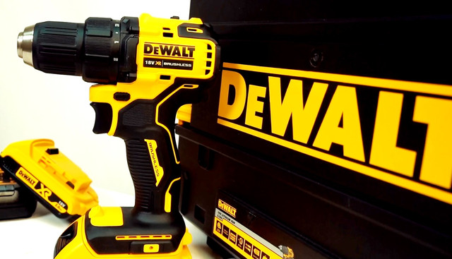 Ударний дриль-шуруповерт DeWalt DCD716D2