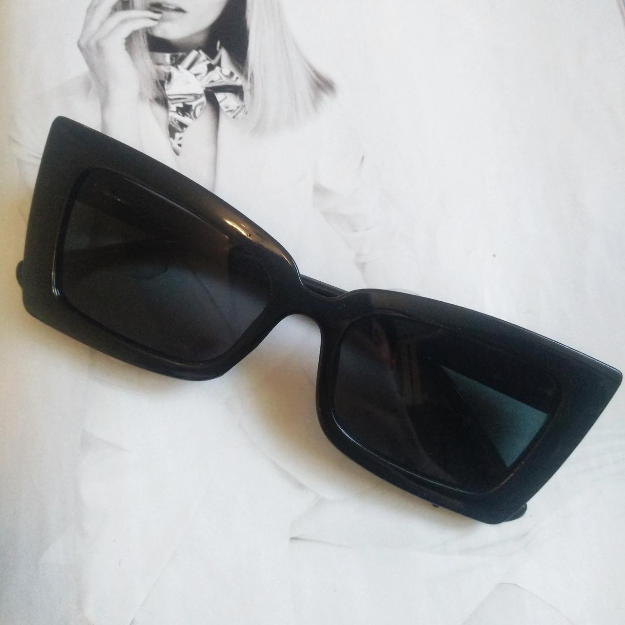 Сонцезахисні окуляри жіночі в широкій оправі з гострими кутами Чорний