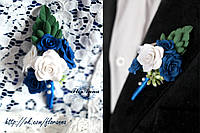 "Бело-синие розы" бутоньерка для жениха или свидетеля