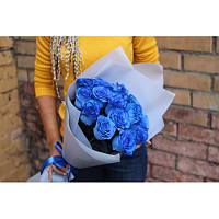 Букет з 15 синіх троянд у світлій упаковці