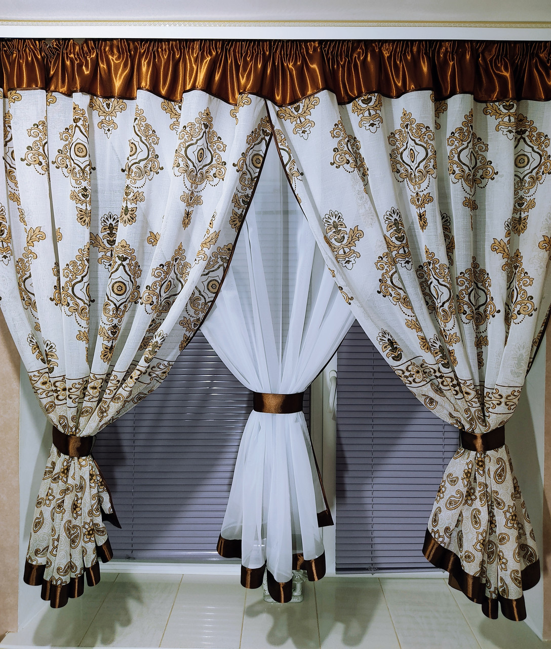 Фіранка для кухні або невеликої кімнати "Королівський каприз"