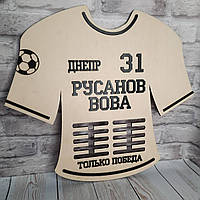 Медальниця іменна з дерева у вигляді футболки.