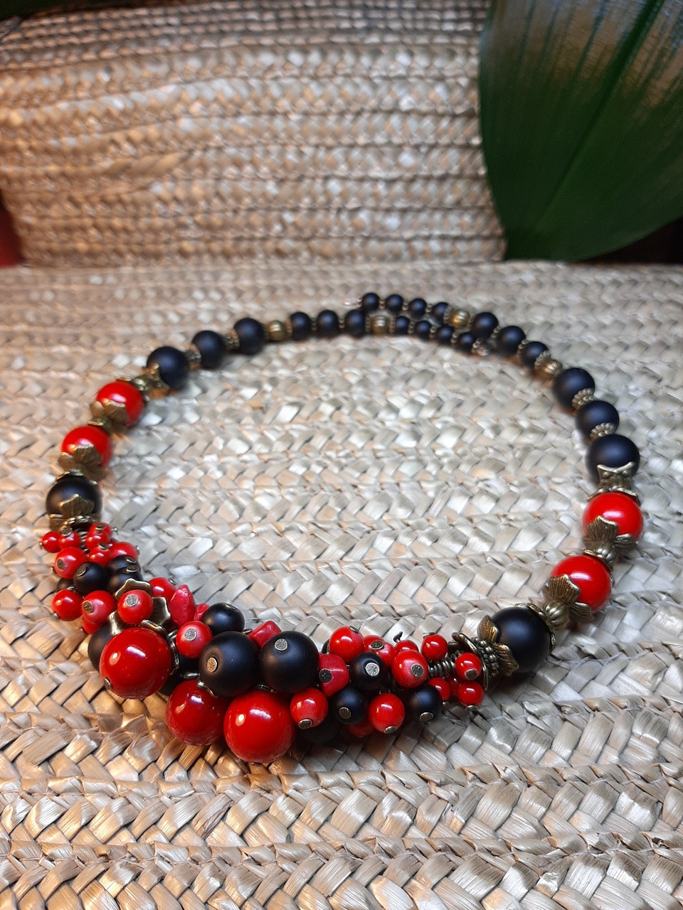 ПІКОВА ДАМА, корал і шунгіт. Кольє з натурального каменю, фото 1