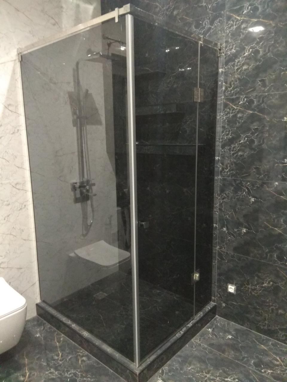 Безрамне скління душових кабін
