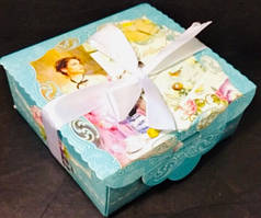 Солодкий подарунок із цукерок, весняний букет, у подарунковій коробці зі стрічкою