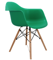 Зеленое цельнолитое пластиковое кресло Leon деревянных ножках
