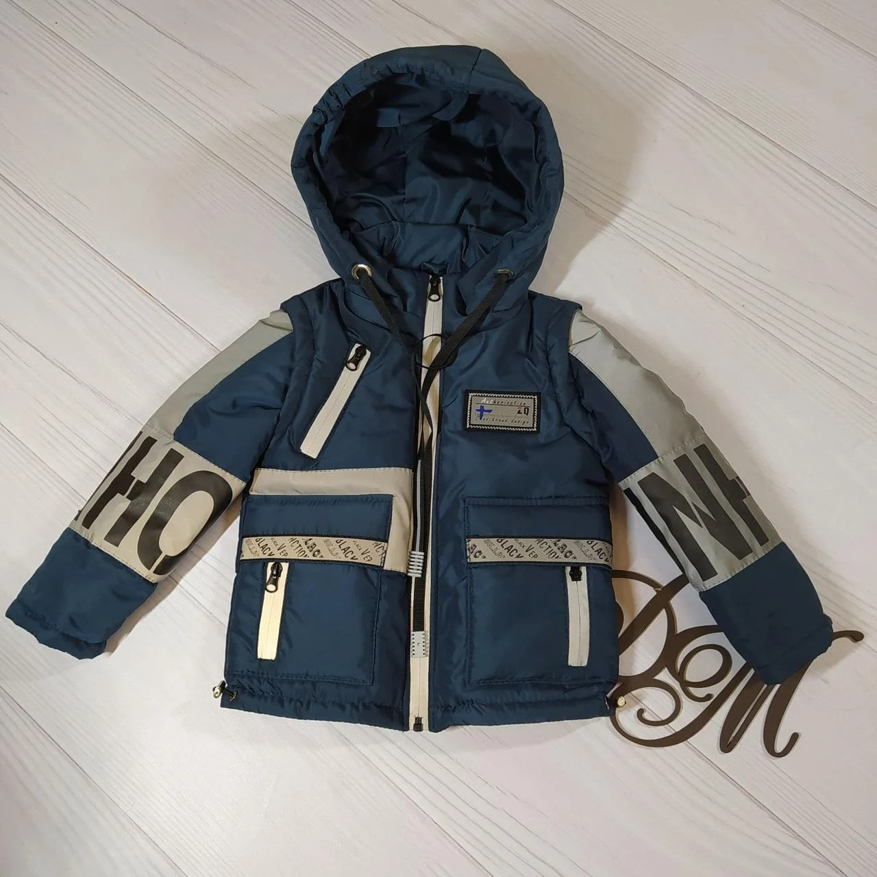 Куртка жилет на мальчика демисезонная "Рюкзачок" со светоотражающими вставками джинс 92 - фото 1 - id-p1350221821
