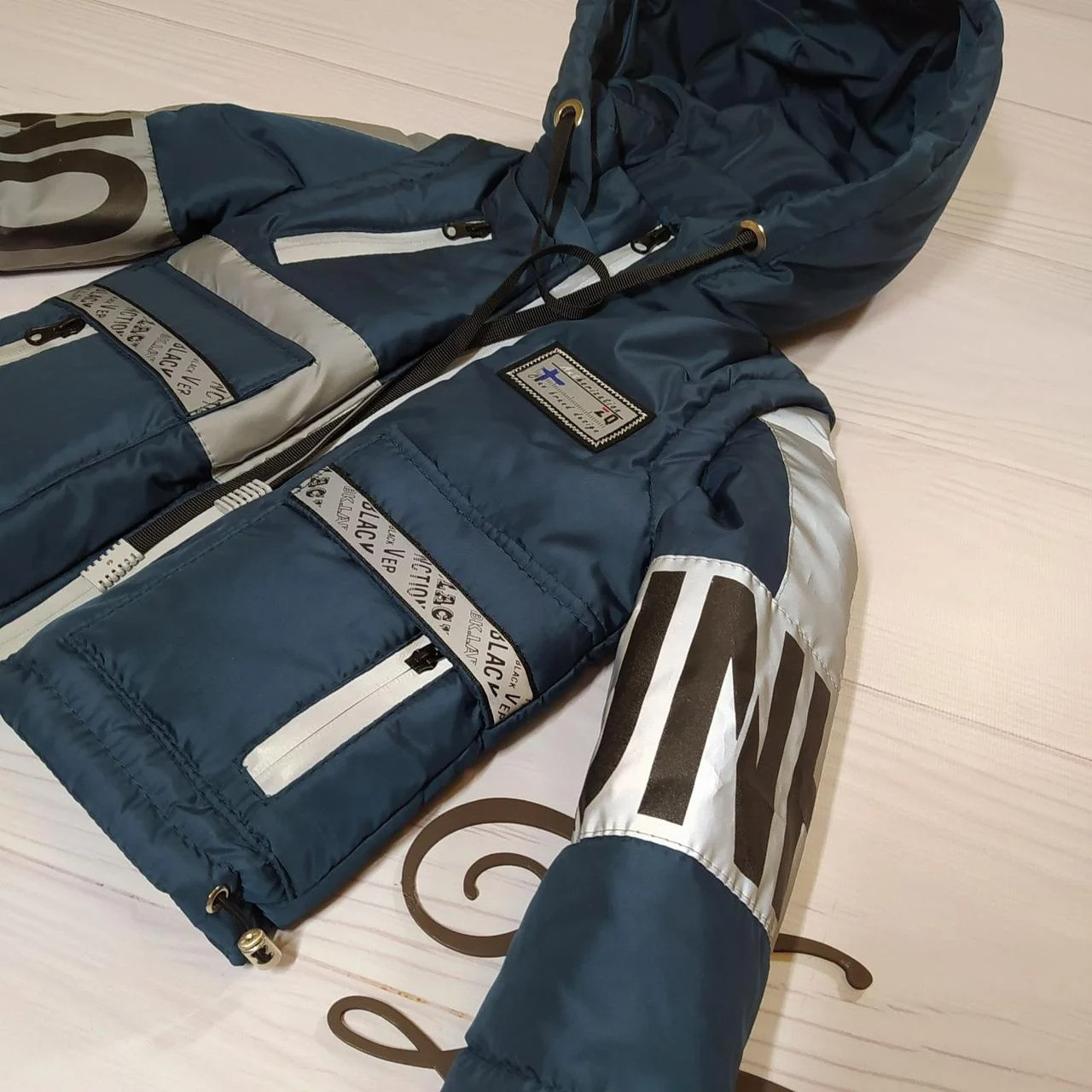 Куртка жилет на мальчика демисезонная "Рюкзачок" со светоотражающими вставками джинс 92 - фото 4 - id-p1350221821
