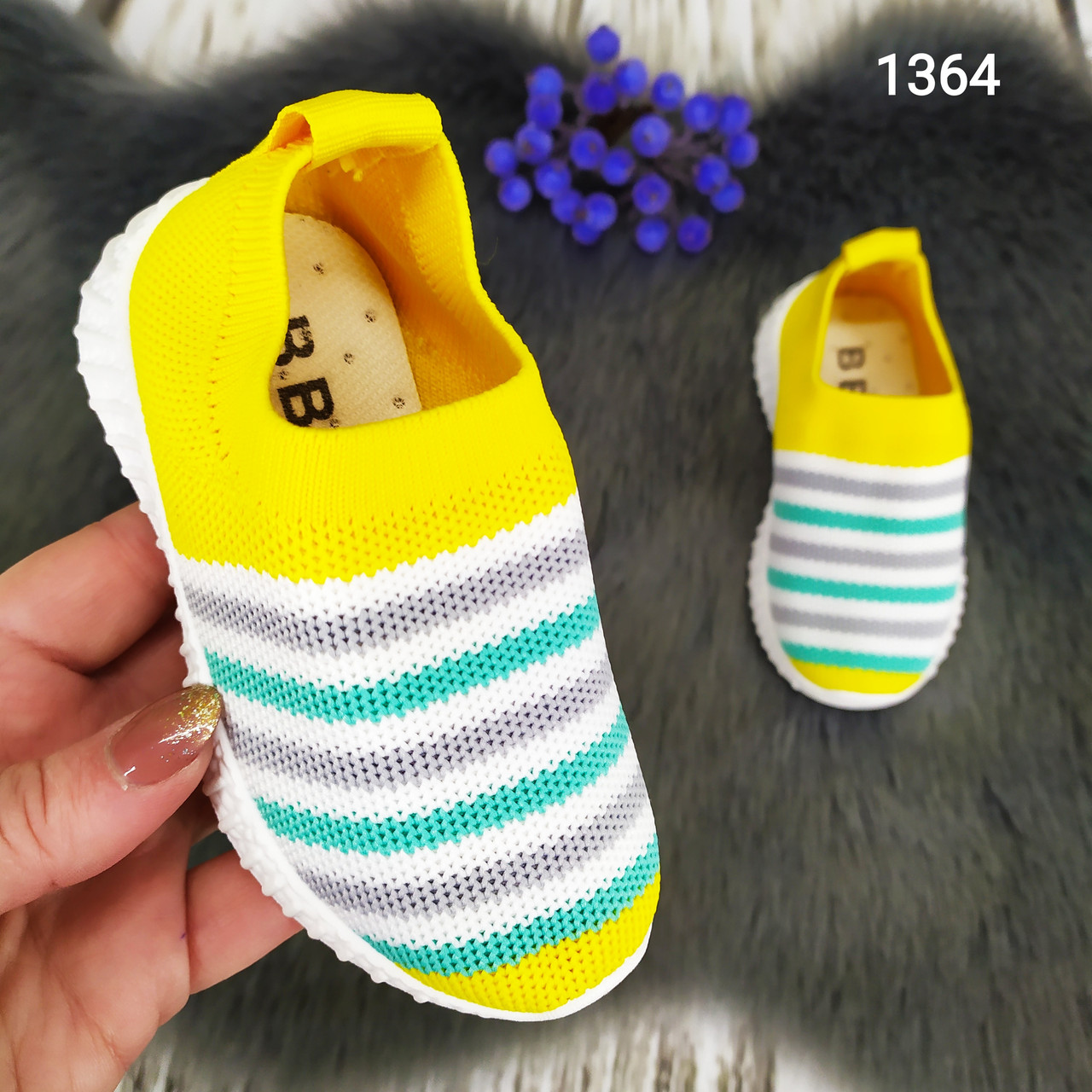 Дитячі текстильні мокасини тапочки для дівчинки жовті в смужку