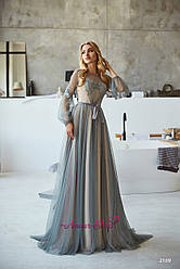 Довгий вечірній атласне плаття з розрізом і рукавами