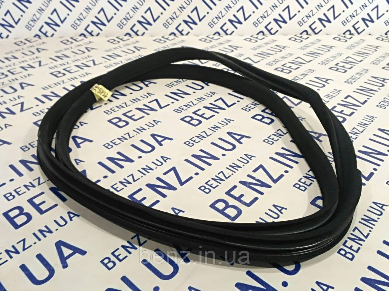 Ущільнювач передніх дверей праворуч Mercedes W204 A2046971051