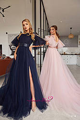 Довгий вечірній атласне плаття з розрізом і рукавами