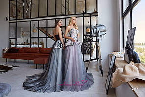 Довгий вечірній атласне плаття з розрізом і рукавами