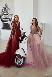 Довгий вечірній атласне плаття з розрізом і рукавами