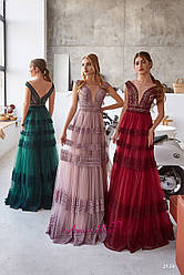 Довгий вечірній атласне плаття з розрізом і рукавами