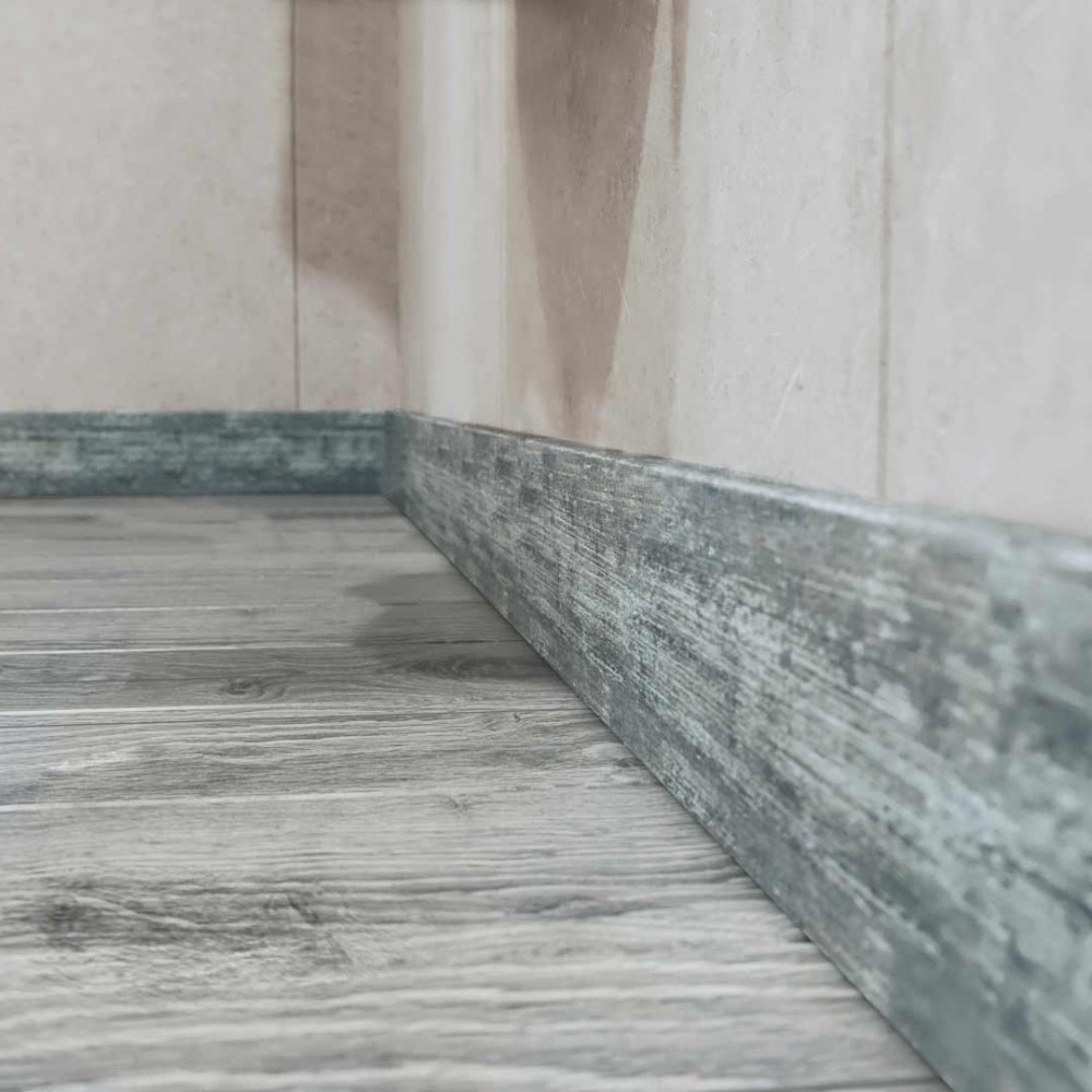 Плінтус удароміцний Cezar ELEGANCE LPC-23-L168 із дюрополімеру, висота 68.4 мм. Рустикальне дерево, фото 1