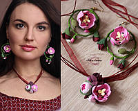 Комплект авторских украшений "Розовые тюльпаны с фрезиями" (серьги кольца + кулон)