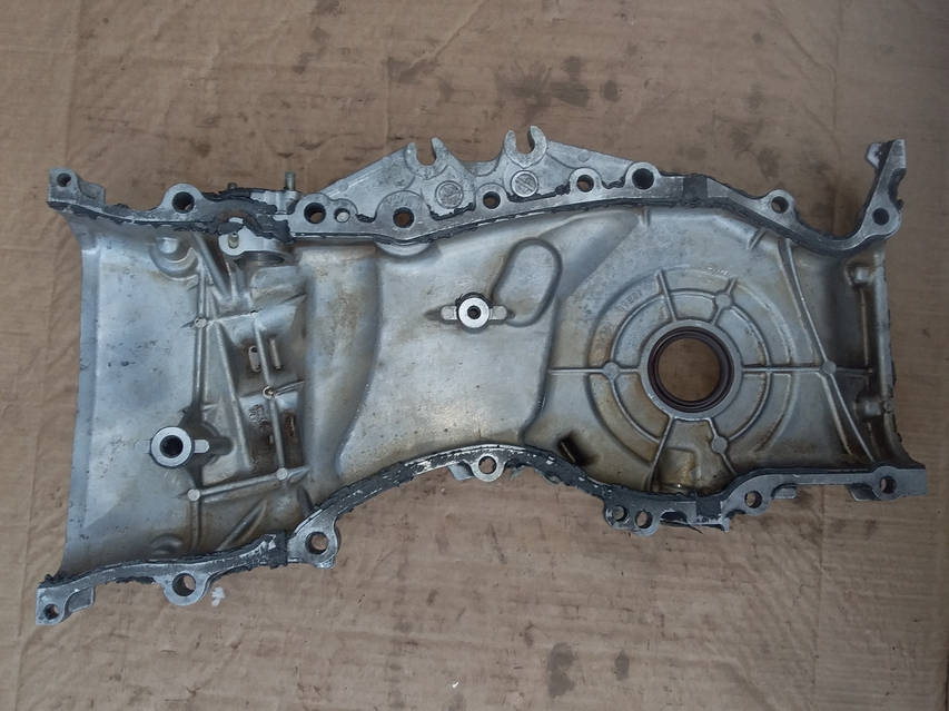 Передняя крышка двигателя Camry 2.4i 2AZFE 1131028071