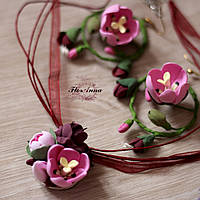 Набір прикрас ручної роботи. Сережки кільця і кулон з квітами "Рожеві тюльпани з фрезиями та півонією"