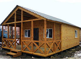 Дачний будинок 6 м х 6 м із блокхауса з терасою