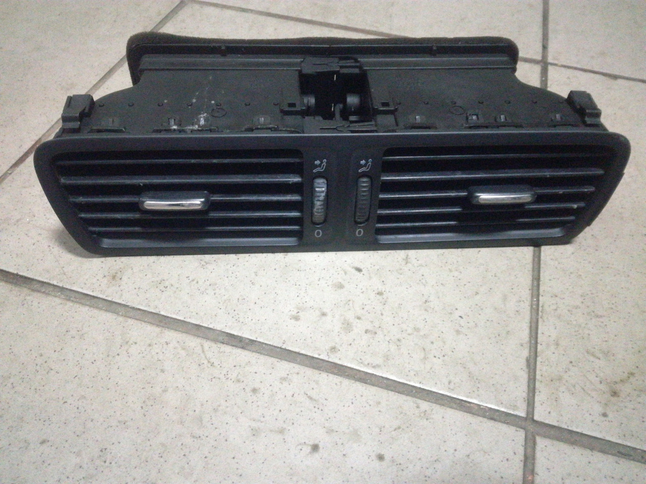 Дефлектор обдува салона центральный б/у VW Passat B6 20052012, цена