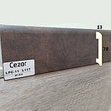 Плінтус удароміцний Cezar ELEGANCE LPC-11-L117 із дюрополімеру, висота 78 мм. Стьобана коричнева шкіра, фото 2