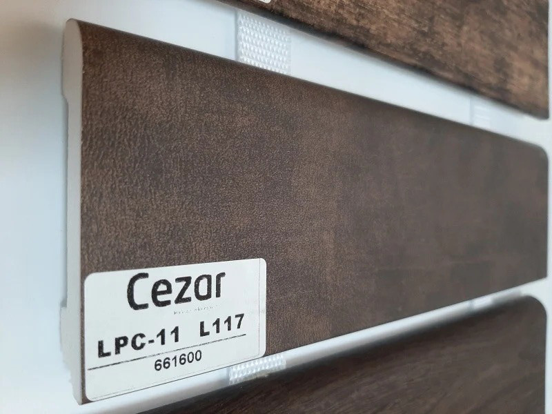 Плінтус удароміцний Cezar ELEGANCE LPC-11-L117 із дюрополімеру, висота 78 мм. Стьобана коричнева шкіра, фото 1