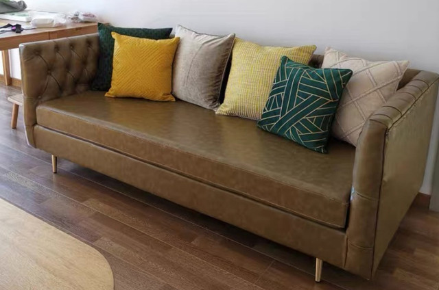 Диван с золотыми ножками