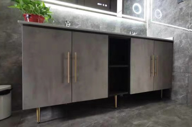 Дизайнерский комод с регулируемыми металлическими ножками