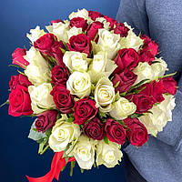 Микс белых и красных импортных роз 40-50 см, 51 шт Без упаковки