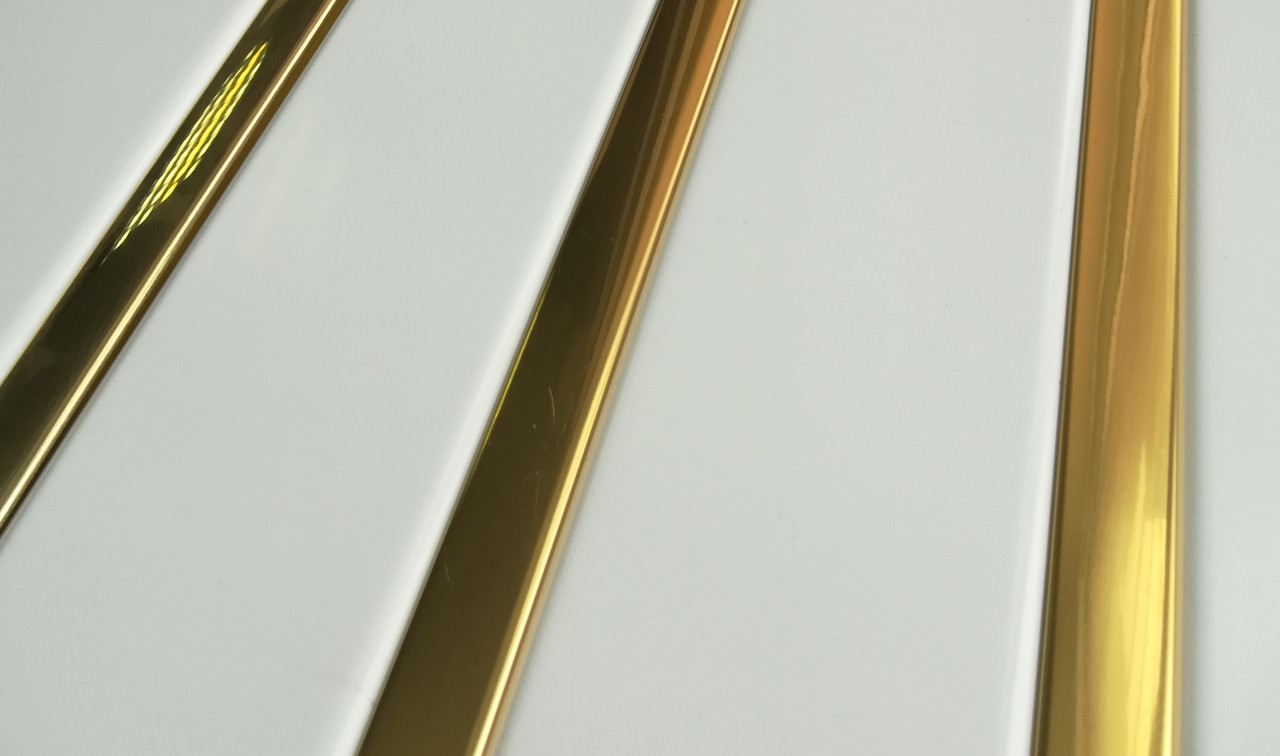 Рейкова алюмінієва стеля Allux білий матовий - золото дзеркальне комплект 260 см х 260 см