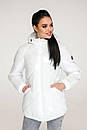 Жіноча весняна біла куртка з капюшоном весна осінь 46 52 54 розмір ПВ-1266, фото 3