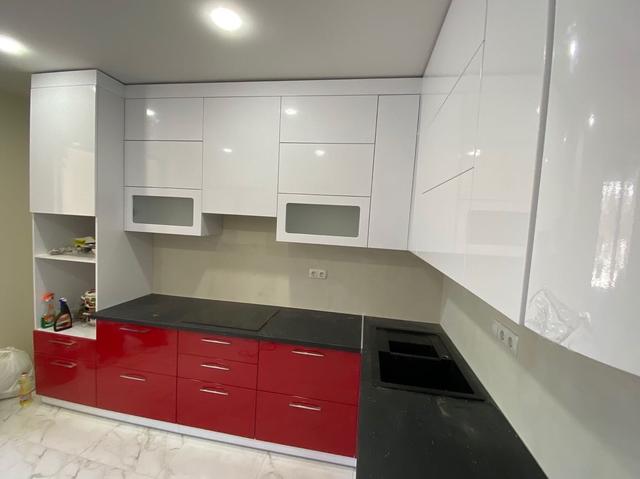 Угловая контрастная красная кухня